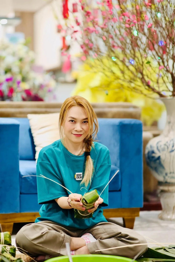 Không còn lịch trình công việc kín mít, nữ ca sĩ tận hưởng những sinh hoạt đời thường giản dị như ăn cơm nhà, trò chuyện và nghỉ ngơi bên người thân.