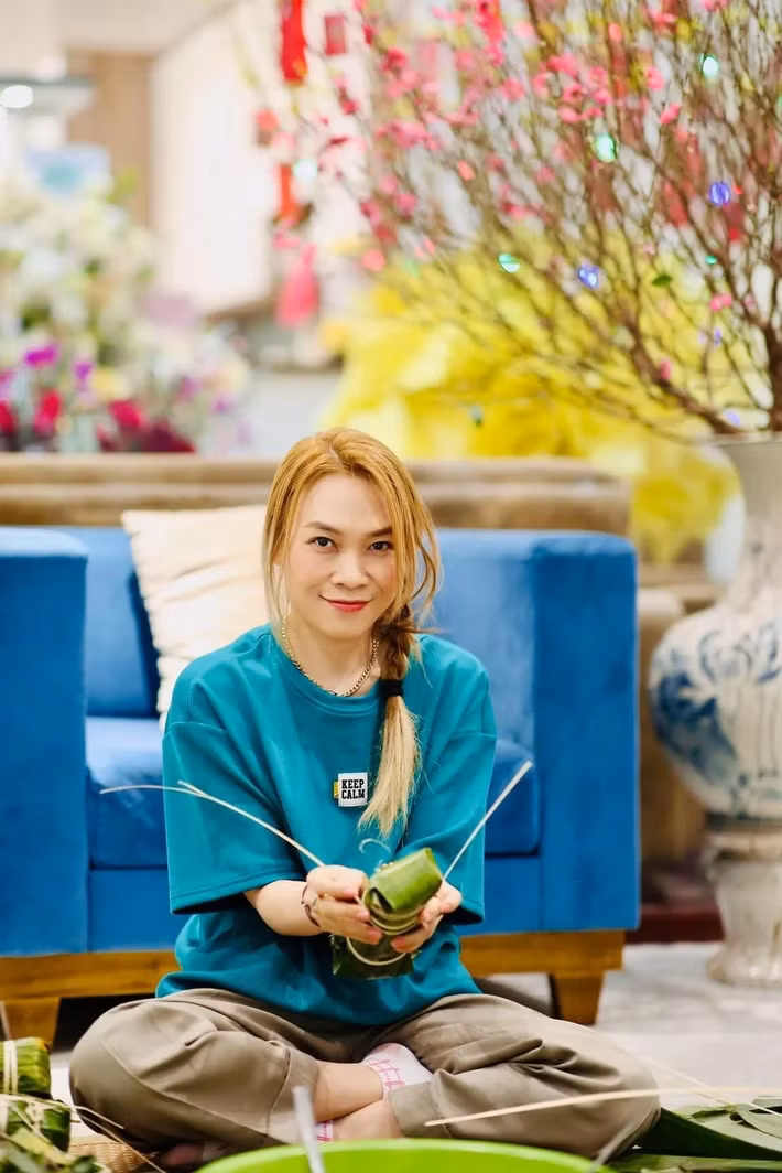 Không còn lịch trình công việc kín mít, nữ ca sĩ tận hưởng những sinh hoạt đời thường giản dị như ăn cơm nhà, trò chuyện và nghỉ ngơi bên người thân.