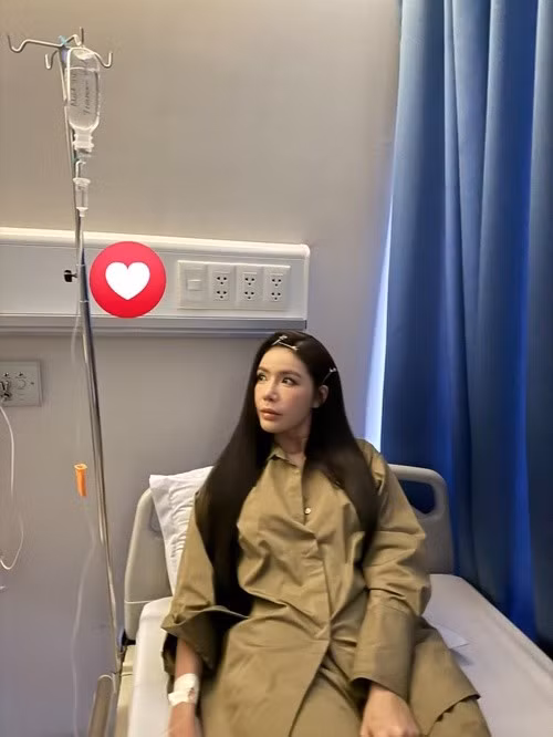 Trong năm 2025, ngoài bị thương ở chân, Minh Tú từng nhập viện cấp cứu do sốc phản vệ thuốc. Trong một video mới đây, nữ người mẫu cho biết, cô nợ ngân hàng 500 triệu trong năm qua. Hiện tại, Minh Tú đã trở lại với công việc sau thời gian dài phải ở nhà tĩnh dưỡng.