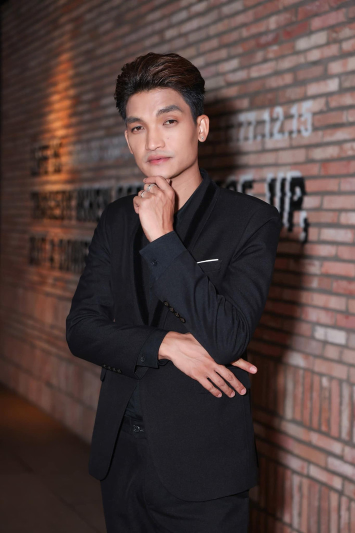 Mạc Văn Khoa được khán giả yêu mến nhờ lối diễn mộc mạc, chân thành, gần gũi với đời sống. Sau hơn một thập kỷ theo đuổi nghệ thuật, nam diễn viên vẫn giữ được hình ảnh giản dị, không ồn ào, tập trung làm nghề nghiêm túc và bền bỉ.