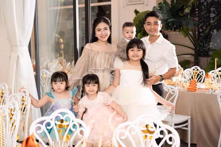 Tháng 10/2025, chia sẻ trên Vietnamnet, Vân Trang cho biết, doanh nhân Quân Lê mỗi sáng đi làm, tối về vẫn hỗ trợ cô.