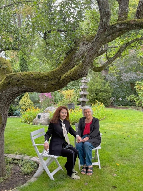 Cuối tháng 8/2025, bà Ngọc Hương - mẹ đẻ Hồ Ngọc Hà cùng gia đình con gái sang Thụy Điển thăm nhà thông gia. Ảnh: FB Ngọc Hương.