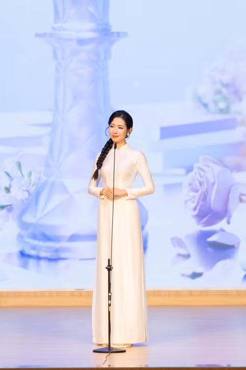 Trước những ý kiến đa chiều về giọng hát khi đoạn clip trở nên viral, Hoài Nam giữ cho mình một thái độ điềm tĩnh và cầu thị. Cô quan niệm sự tự tin không nằm ở việc bản thân phải trở nên hoàn hảo, mà là dám chấp nhận và đối diện với cả những điểm chưa tốt để hoàn thiện hơn. Ảnh: FB Hoài Nam.