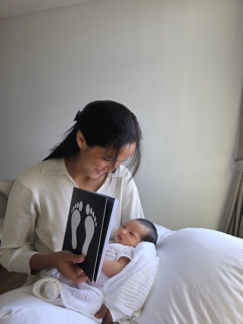H'hen Niê cảm ơn con gái. "Nụ cười của em đúng là liều thuốc hạnh phúc thuần khiết nhất, có video em cười mà xem đi xem lại rồi cười theo, rồi khoảnh khắc em rúc vào lòng mình lại mang đến một sự bình yên đến kỳ lạ", cô trải lòng. Ảnh: FB H'hen Niê.