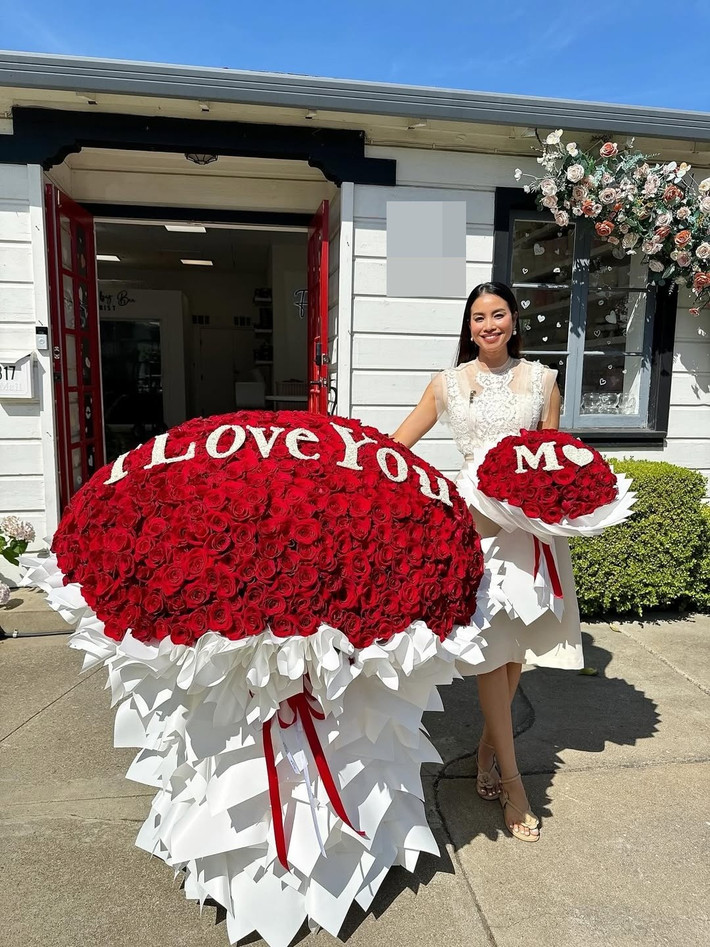 Nàng hậu mở cửa hàng hoa từ năm 2023. Trên trang cá nhân, Phạm Hương thường xuyên khoe thành quả cắm hoa cho các khách hàng.