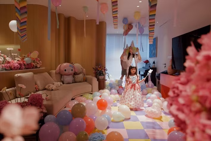 Trong tiệc sinh nhật, Pam diện váy công chúa, nổi bật với vẻ ngoài đáng yêu quen thuộc.