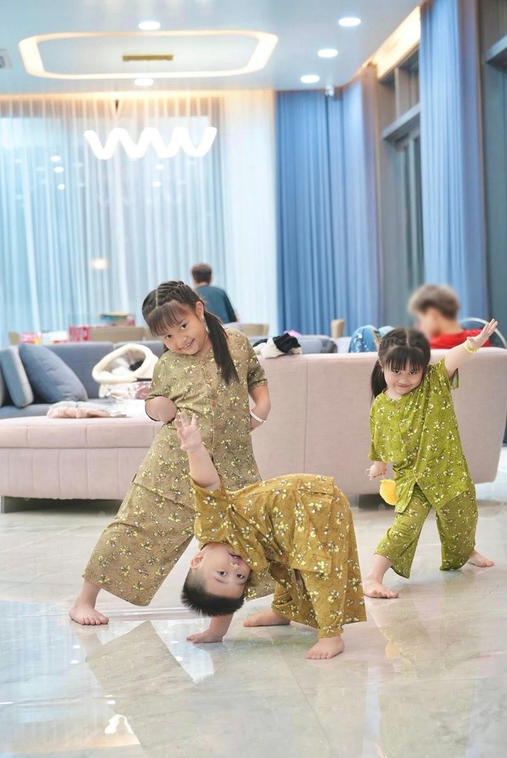 Lê Dương Bảo Lâm còn có hai cô con gái tên Bảo Nhi (sinh năm 2018) và Bảo Ngọc (sinh năm 2020).