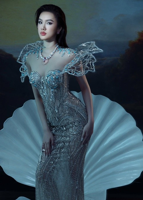 Khoảnh khắc được trao danh hiệu á hậu 2 Miss Earth 2025, Mỹ Anh vỡ òa. "Giây phút ấy, Mỹ Anh rơi nước mắt không chỉ vì chiến thắng, mà vì đã sống trọn vẹn với đam mê, với niềm tin và với tình yêu dành cho trái đất", cô viết trên trang cá nhân.