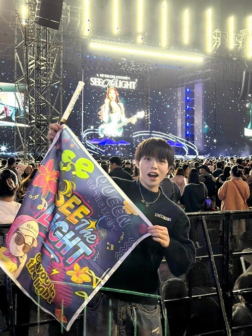 Đức Phúc cũng có mặt trong đêm nhạc. Anh là học trò của Mỹ Tâm trong 10 năm qua. Đức Phúc viết trên trang cá nhân: "Hay lắm mọi người ơi. Nãy giờ cô hát gần 3 tiếng rồi và chưa có dấu hiệu dừng". Ảnh: FB Đức Phúc.