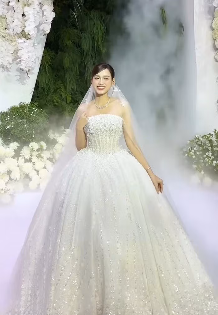 Không gian đám cưới của Hoa hậu Đỗ Thị Hà và doanh nhân Viết Vương ngập tràn hoa tươi, lấy ý tưởng từ khu vườn châu Âu. Ảnh: Saostar.