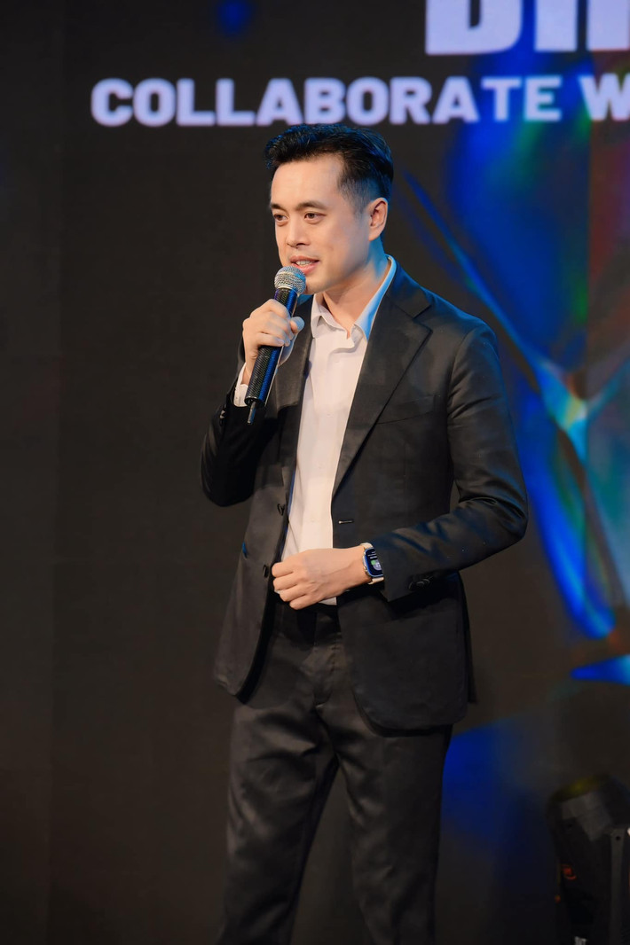 “Khi cuộc sống của bà con còn đang ngổn ngang, tiếng nhạc cất lên lúc này dường như chưa phải lúc. Vì vậy, Linh xin phép được lùi lại một chút, gác lại niềm vui cá nhân để hướng trái tim về miền Trung ruột thịt”, anh viết trên trang cá nhân. Ngoài ra, Dương Khắc Linh cùng ban tổ chức liveshow Linh cảm gửi 100 triệu đồng đến Ủy ban Mặt trận Tổ quốc Việt Nam tỉnh Đắk Lắk. Ảnh: FB Dương Khắc Linh.