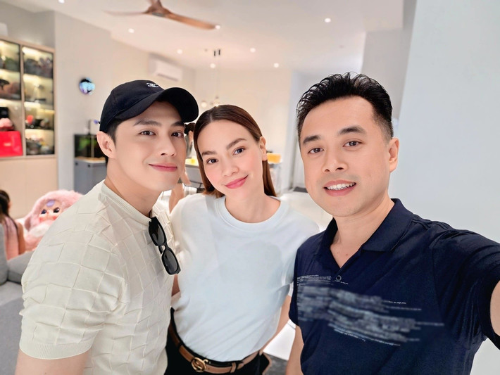 Dương Khắc Linh chia sẻ trên Pháp Luật Việt Nam, năm 2007 trở về Việt Nam, anh được nhạc sĩ Đức Trí mời về làm việc tại Music Faces. “Những bản nhạc đầu tiên được giới thiệu với công chúng của Linh là do Hồ Ngọc Hà hát. Sau đó Linh rất mừng vì được khán giả đón nhận và thế là quyết định ở lại lâu hơn”, Dương Khắc Linh cho biết. Ảnh: Tiền Phong.