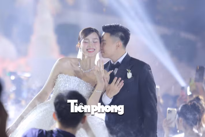 Theo Tiền Phong, trong phóng sự cưới, Đỗ Thị Hà và Viết Vương dành cho nhau lời thề nguyện. Nàng hậu bày tỏ: “Từ hôm nay đến mãi về sau, em và anh không còn là hai lối đi riêng, mà là một hành trình chung, mang tên hạnh phúc trọn đời”. Ảnh: Tiền Phong.