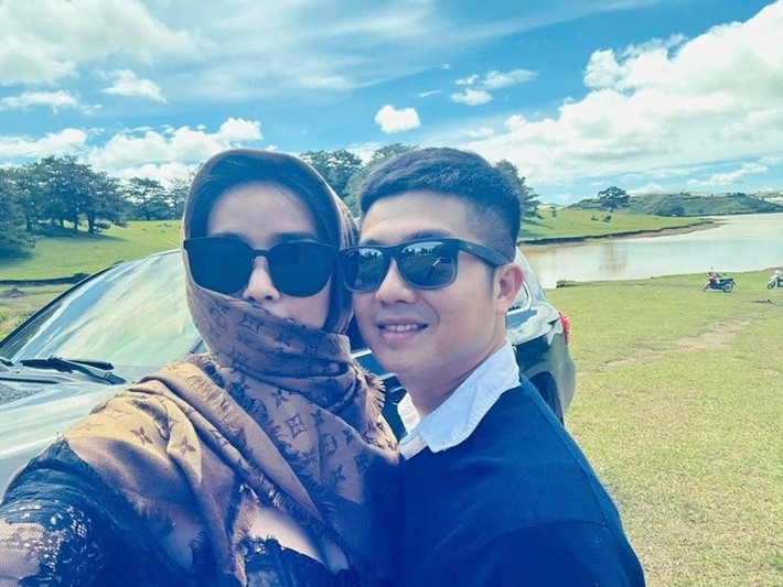 ...Tuổi mới, mình mong giữ được sự bình thản giữa những đổi thay, đủ dũng cảm để buông bỏ điều không còn phù hợp,và đủ dịu dàng để yêu thương chính mình nhiều hơn. Cầu mong cho những người đã nhớ đến mình cũng sẽ luôn được bình an và hạnh phúc trên hành trình của chính mình", Bella Mai viết. Ảnh: Znews.