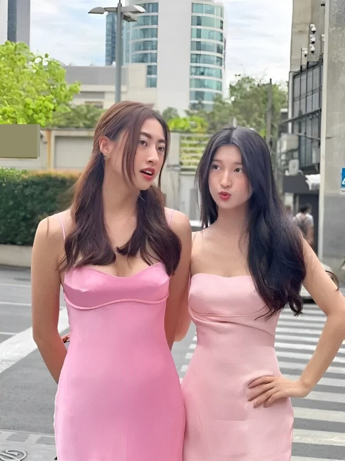 Theo Tiền Phong, Hoa hậu Lương Thùy Linh đáp chuyến bay từ TPHCM ra Nha Trang sáng ngày 22/1 để tham dự hôn lễ của Phương Nhi. Ảnh: Người Đưa Tin.