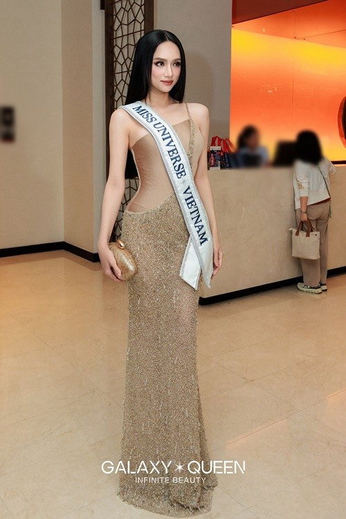 Đại diện Việt Nam diện váy dạ hội lệch vai, buông lơi mái tóc dài óng ả. Ảnh: Galaxy Queen.