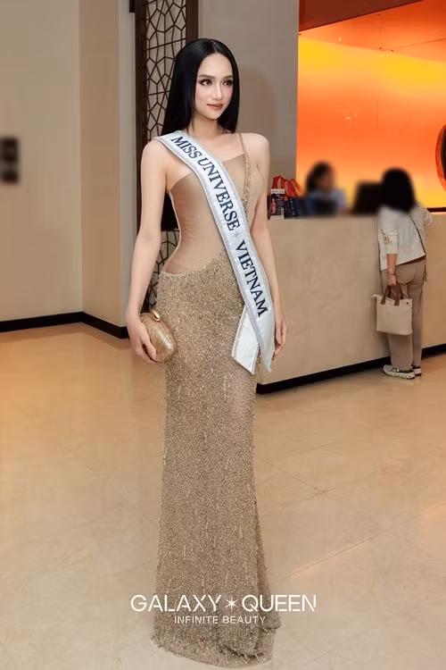 Đại diện Việt Nam diện váy dạ hội lệch vai, buông lơi mái tóc dài óng ả. Ảnh: Galaxy Queen.
