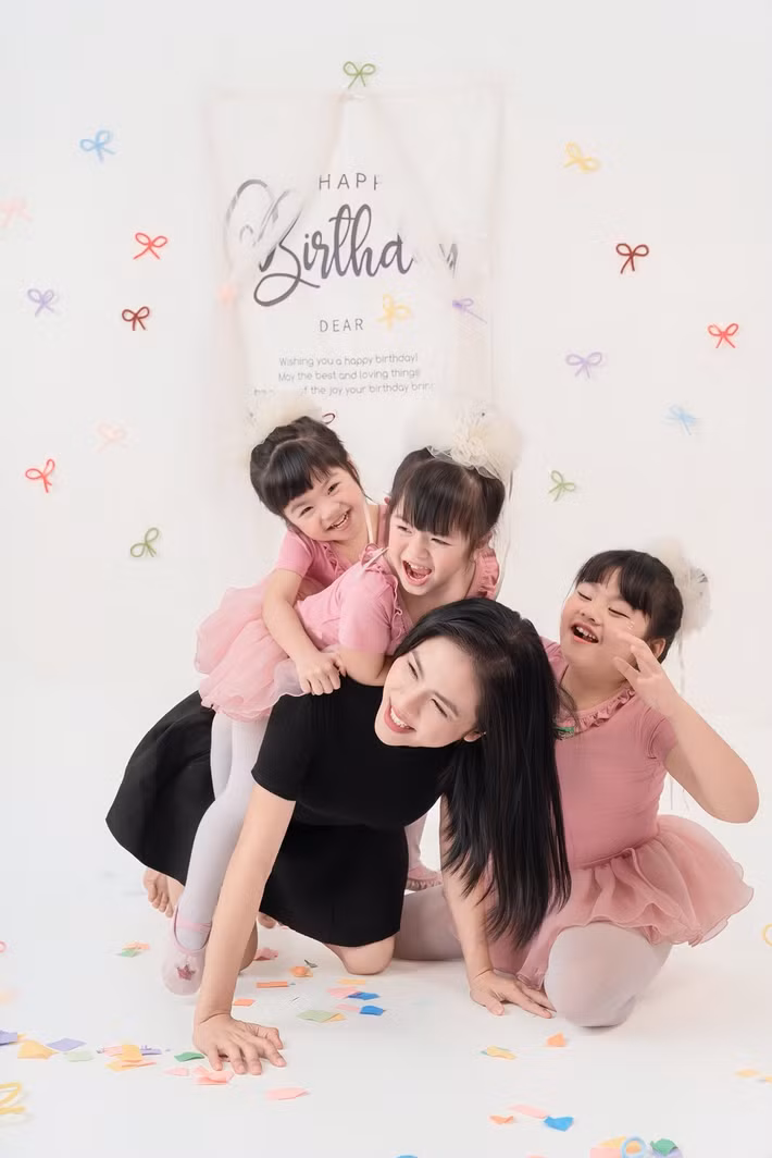 Vân Trang luôn tự dằn vặt bản thân rằng cô không thể dành trọn tình thương, thời gian, tâm sức cho Quianna và Quinita được trọn vẹn giống như ngày xưa cô chỉ có một mình bé Queenie.