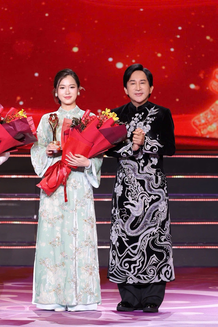 Lâm Vỹ Dạ đoạt giải Nữ diễn viên sân khấu được yêu thích nhất. Sau khi nhận giải, Lâm Vỹ Dạ gửi lời cảm ơn đến NSND Hồng Vân, người đã luôn tin tưởng, dìu dắt và cho nữ diễn viên cơ hội được quay trở lại sống hết mình với sân khấu. "Con xin cảm ơn đạo diễn NSƯT Lê Nguyên Đạt vì sự tận tâm, nghiêm khắc của thầy để Dạ có được cảm xúc cho vai diễn Bác sĩ Hoa trọn vẹn nhất", Lâm Vỹ Dạ viết. Ảnh: FB Lâm Vỹ Dạ.