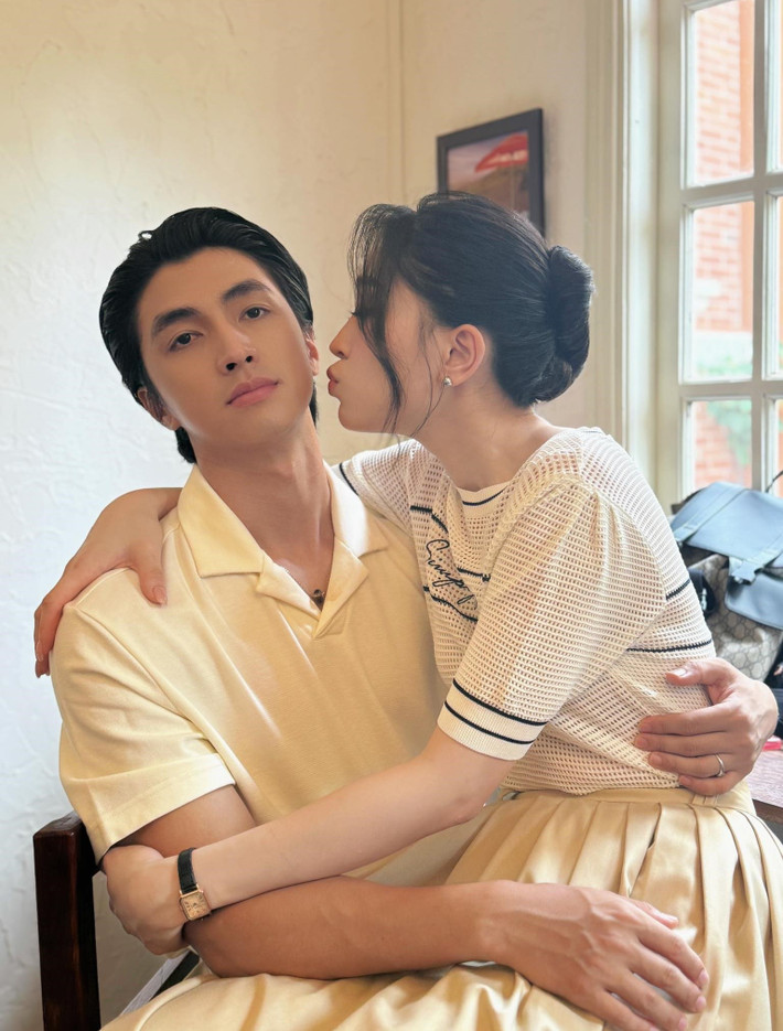 Nam diễn viên chú thích: "Thích bị làm phiền" khi đăng tải khoảnh khắc tình cảm bên Phương Nga. Ảnh: FB Bình An.