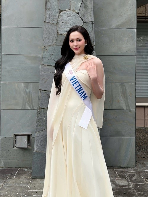 Từ Nhật Bản, Hoa hậu Kiều Duy cập nhật hình ảnh của bản thân ở cuộc thi Miss International 2025. Mới đây, trong ngày thứ 2 tham gia cuộc thi, đại diện Việt Nam mặc chiếc váy dài thướt tha, màu kem. Ảnh: FB Kiều Duy.