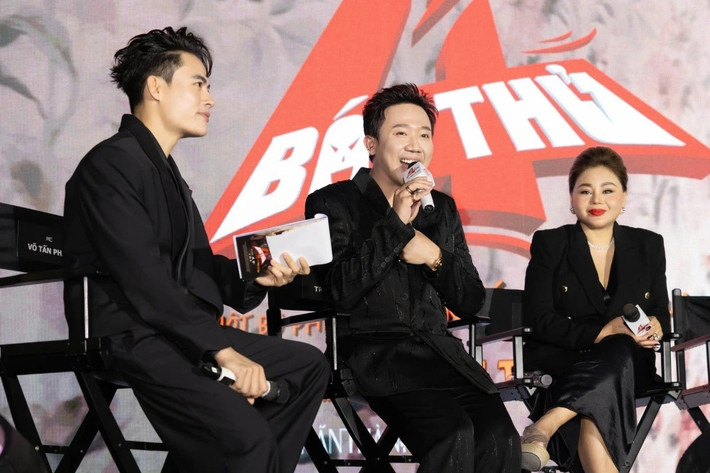 “Ngày đó, Thành cũng chưa có gì trong tay. Một thời gian sau, tôi sang Australia sống, nghe nói Trấn Thành nổi tiếng, tôi bất ngờ. Tình cảm giữa chúng tôi xuất phát rất tự nhiên”, Lê Giang bày tỏ. Ảnh: VOV.