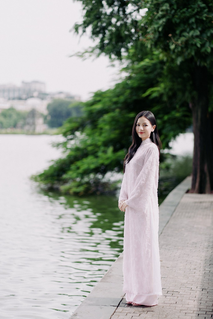 Nữ diễn viên khoe vẻ dịu dàng, rạng ngời trong tà áo dài.