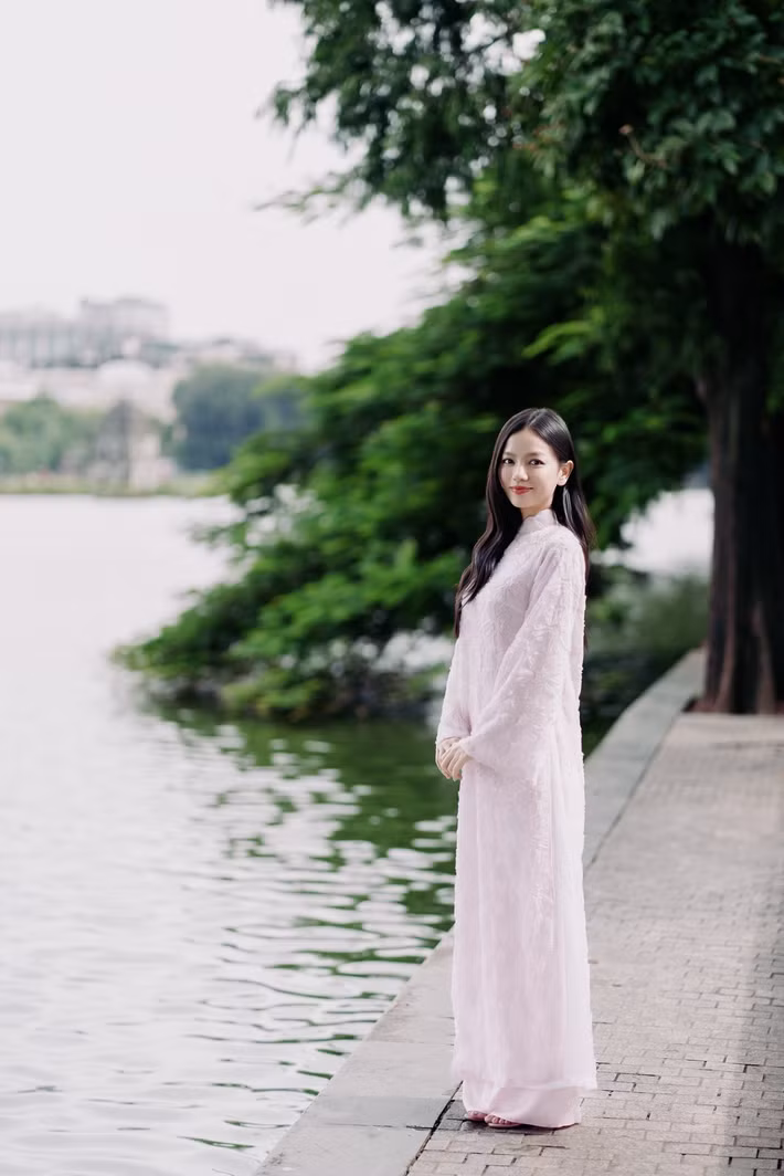 Nữ diễn viên khoe vẻ dịu dàng, rạng ngời trong tà áo dài.