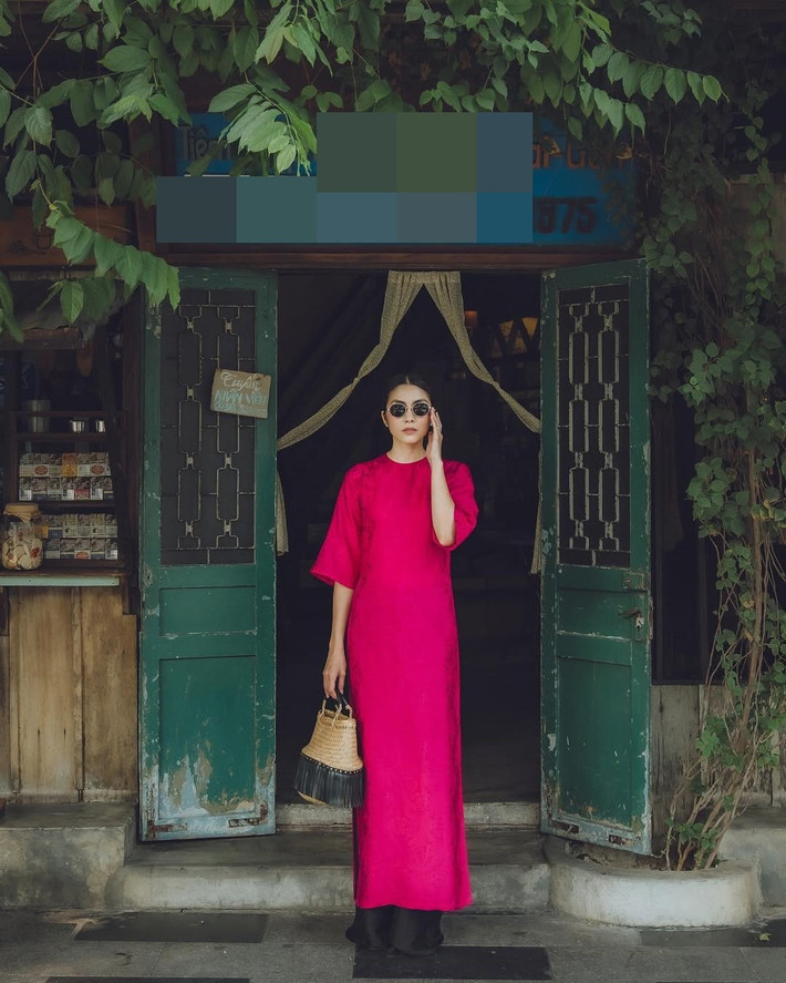 Mỗi dịp Tết, Tăng Thanh Hà còn cùng bạn bè xuống phố ghi lại khoảnh khắc diện áo dài.