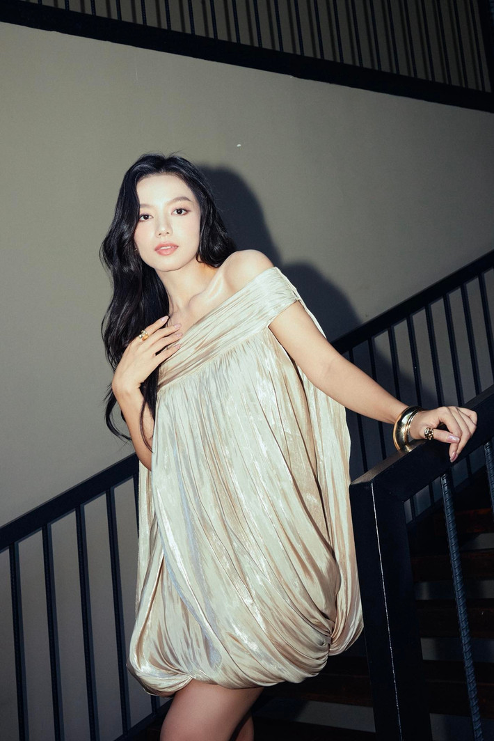 Nữ diễn viên phim Mưa đỏ sở hữu gương mặt khả ái, vóc dáng thon gọn. Ảnh: FB Lê Hạ Anh.