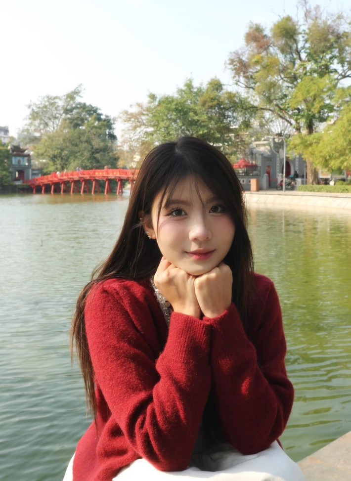 Nữ diễn viên sinh năm 2001 góp mặt trong nhiều bộ phim truyền hình như Hương vị tình thân, Mặt nạ gương, Chồng cũ vợ cũ người yêu cũ, Cha tôi người ở lại, Gia đình trái dấu, Cách em một milimet.