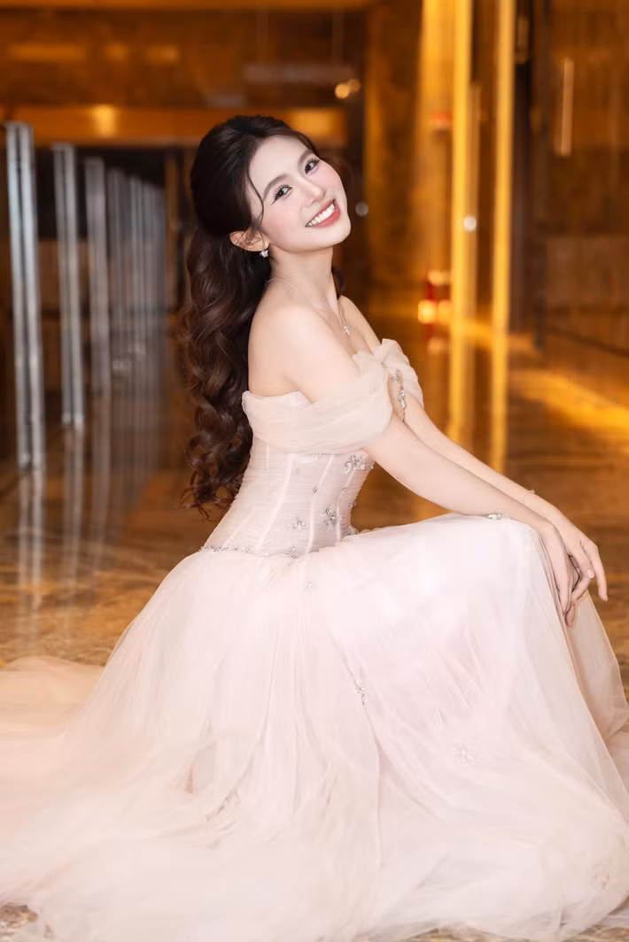Theo Tiền Phong, tài khoản mạng xã hội mang tên B.V đăng tải bài viết tố diễn viên Chang Mây phản bội trong lúc hẹn hò. Phía nữ diễn viên đã phủ nhận lời tố, cho rằng thông tin lan truyền là sai sự thật.