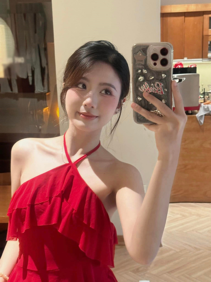 Theo Thể Thao Văn Hóa, Chang Mây được biết đến với danh xưng 'hot girl mùa thi' nhờ gương mặt xinh đẹp khi tham gia kỳ thi tốt nghiệp THPT Quốc gia năm 2019. Nữ diễn viên ngày càng gợi cảm, trẻ trung sau khi tốt nghiệp Đại học Sân khấu - Điện ảnh Hà Nội.