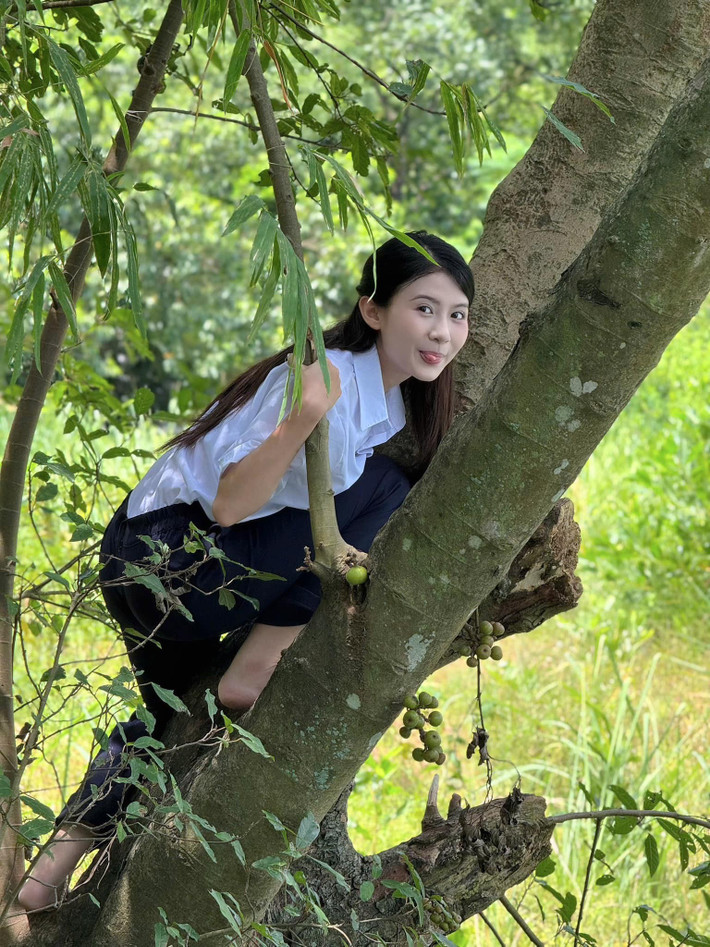 Trong Cách em một milimet, Chang Mây đóng Ngân – học sinh cấp ba có mối tình thanh mai trúc mã nhiều day dứt.