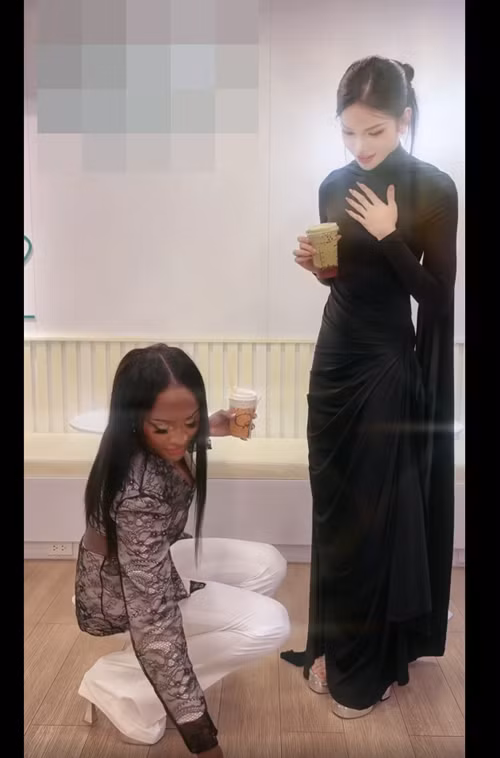 Mỹ nhân Việt còn hài hước khoe khoảnh khắc được Midori dạy cách làm sao nhặt ống hút bị rơi một cách duyên dáng. Ảnh: FB Hà Tâm Như.