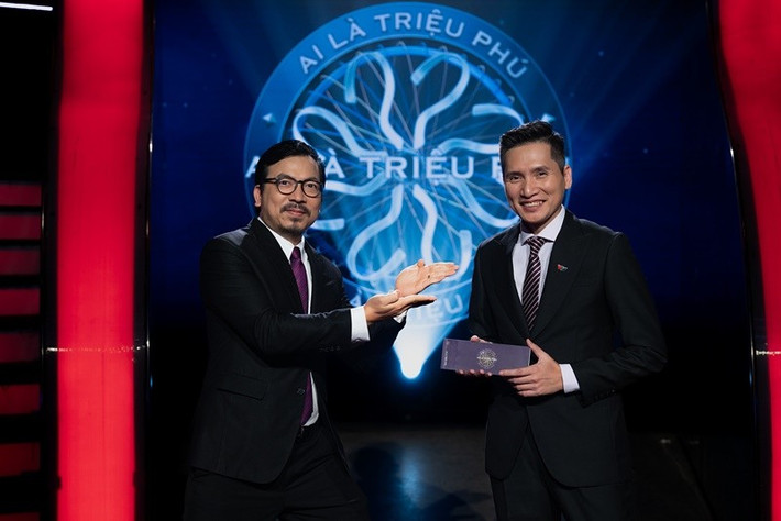 Từ năm 2026, BTV Quốc Khánh (phải) sẽ dẫn dắt Ai là triệu phú thay cho Đinh Tiến Dũng. Ảnh: FB Đinh Tiến Dũng.