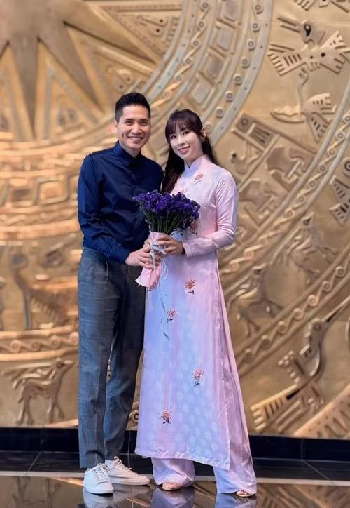 Quốc Khánh gắn bó với Anh Thư - người cũng làm việc ở VTV. Trên truyền thông, MC Ai là triệu phú gần như không chia sẻ về hôn nhân giữa anh và Anh Thư . Tuy nhiên, thi thoảng, Quốc Khánh vẫn nhắc đến vợ trên trang cá nhân. Tháng 12/2025, nam MC gửi lời chúc mừng sinh nhật đến bạn đời. Ảnh: FB Quốc Khánh.