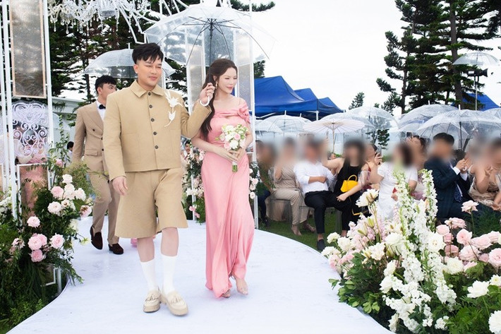 Hồ Quỳnh Hương gọi điện thoại thông báo cho Lý Nhã Kỳ chốt giữ ngày 15/5 chỉ sau 1 tháng.