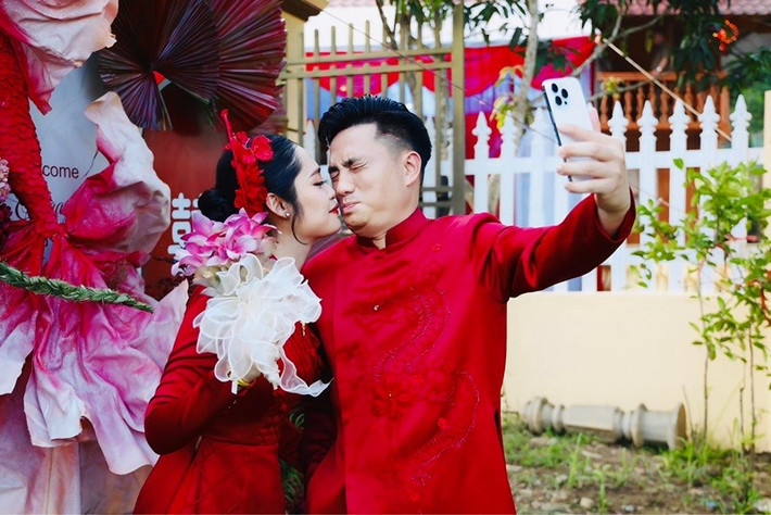 Nàng hậu chia sẻ trên Vietnamnet, vợ chồng quen nhau từ chuyến đi thiện nguyện. Anh Hiếu tham gia một câu lạc bộ xe bán tải chuyên giúp đỡ các đoàn thiện nguyện. Người trong đoàn thấy Nông Thúy Hằng và anh Hiếu đẹp đôi nên giới thiệu. Cả hai trò chuyện hợp nhau nên ngày càng thân thiết.