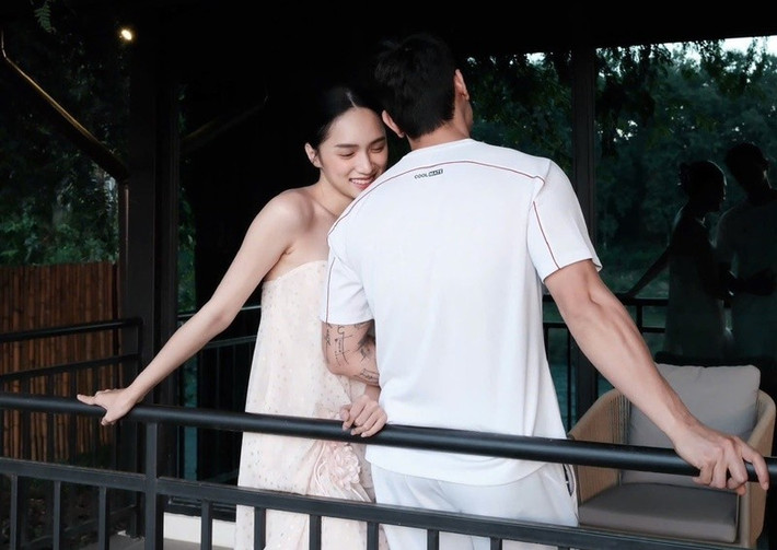 Hương Giang và Phú Cường thường xuyên sánh đôi trong các kỳ nghỉ. Đầu tháng 12/2025, nàng hậu đăng tải hình ảnh bên Phú Cường ở Lào. Ảnh: FB Hương Giang.