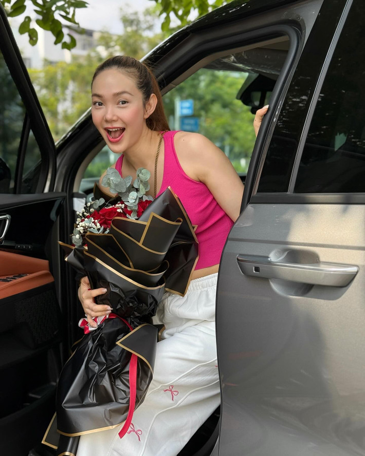 Nữ ca sĩ tiết lộ được doanh nhân Quốc Bảo tặng xe ôtô mới và hoa tươi vào tháng 3/2025.