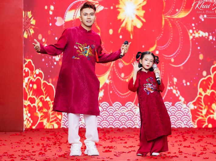 Bé Đồng Đồng cùng bố thể hiện ca khúc Tết là phải đi về nhà trên sân khấu của một sàn diễn thời trang vào cuối tháng 1. Ảnh: FB Khánh Đơn.