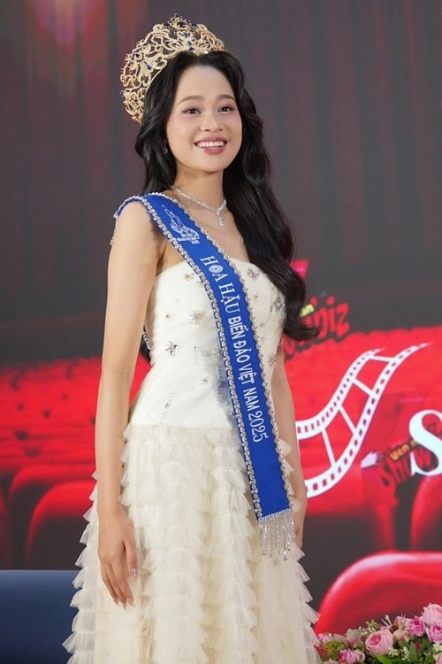 Người đẹp sinh năm 2005 trả lời: “Biển đảo quê hương trong em là nơi trời gặp nước, nơi Tổ quốc vươn mình ra đại dương bao la. Biển xanh, cát trắng, nắng vàng đã tạo nên bức tranh thiên nhiên lãng mạn, thu hút du lịch trong nước và quốc tế, mang lại nguồn thu nhập lớn”. Ảnh: Người Lao Động.