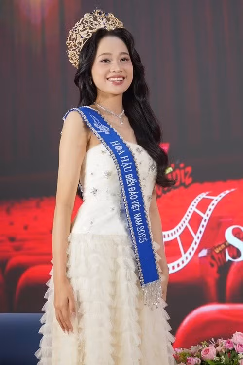 Người đẹp sinh năm 2005 trả lời: “Biển đảo quê hương trong em là nơi trời gặp nước, nơi Tổ quốc vươn mình ra đại dương bao la. Biển xanh, cát trắng, nắng vàng đã tạo nên bức tranh thiên nhiên lãng mạn, thu hút du lịch trong nước và quốc tế, mang lại nguồn thu nhập lớn”. Ảnh: Người Lao Động.