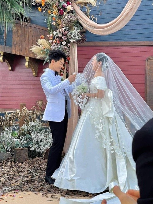 Kỷ niệm 2 năm ngày cưới, Anh Tú từng bày tỏ: "Chúc mừng tôi vẫn được giữ gìn hạnh phúc cho cô ấy". Ảnh: Arttimes.