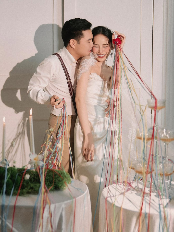 Ngoài ảnh lễ rước dâu, Hương Liên đăng tải bộ ảnh cưới. Những khoảnh khắc tình tứ của cô dâu chú rể nhanh chóng nhận được sự quan tâm của nhiều cư dân mạng. Ảnh: Instagram Hương Liên.