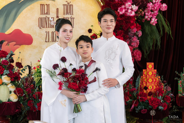 Con trai riêng của Quỳnh Lương xuất hiện trong lễ ăn hỏi của nữ diễn viên. Ảnh: FB Quỳnh Lương.