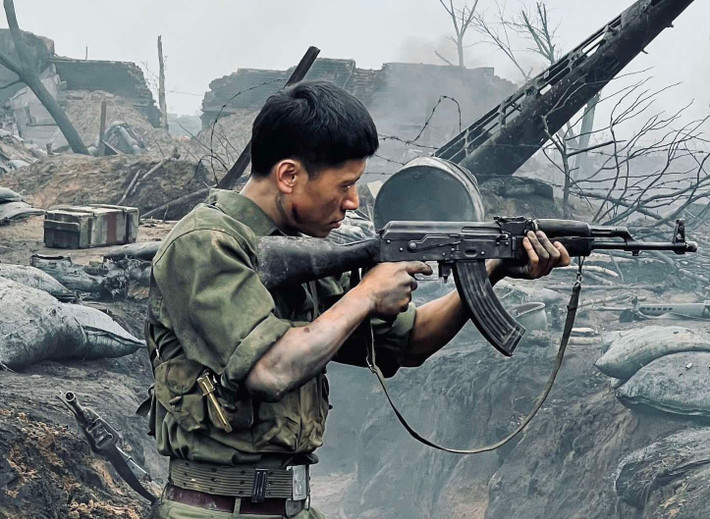 Chia sẻ trên Vietnamnet, khi mới nhận vai Sen, Lê Hoàng Long nặng 82-83kg. Sau đó, anh giảm xuống 72kg.Ảnh: FB Lê Hoàng Long.