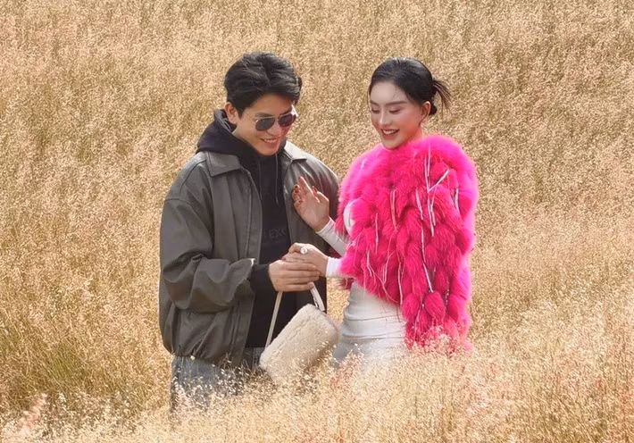 Trên trang cá nhân, Lâm Khánh Chi chia sẻ hình ảnh du xuân tại Lâm Đồng cùng nhạc sĩ Bá Thành và con trai.