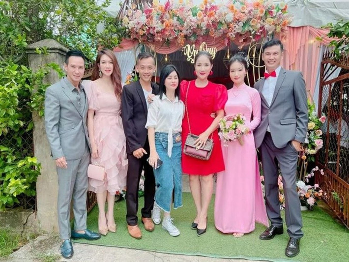 Cát Tường có mối quan hệ thân thiết với Ngọc Thưởng. Cô từng chia sẻ rằng trong những lần đi chung với Tiết Cương, bà xã nam diễn viên thường đồng hành nhưng không muốn xuất hiện trước ống kính. Ảnh: Vietnamnet.